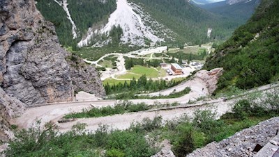 Rückwärtsgewandter Blick auf die steile Serpentinenstraße und Pederü