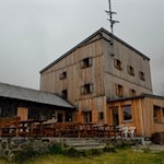 Die-neue-Tribulaunhütte-am-Fuße-des-gleichnamigen-Felsgiganten