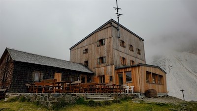 Die neue Tribulaunhütte am Fuße des gleichnamigen Felsgiganten