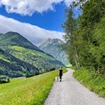 Sanft steigt der Weg zum Ederhof an