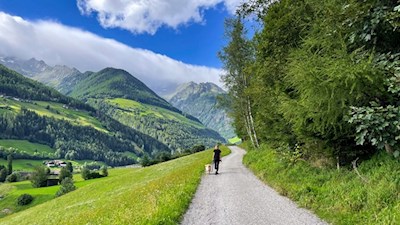 Sanft steigt der Weg zum Ederhof an