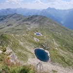 Am Fuße der Kleinen Kreuzspitze schimmert der Übelsee