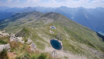 Am Fuße der Kleinen Kreuzspitze schimmert der Übelsee