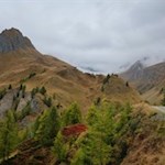 Die Bergflanken brechen steil ins Tal ab