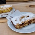 Die Gäste werden mit selbstgemachten Süßspeisen verwöhnt...