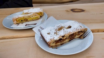 Die Gäste werden mit selbstgemachten Süßspeisen verwöhnt...