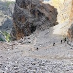 Der steile Abstieg durch die geröllbeladene Rinne zum Lagazuoi-See erfordert Trittsicherheit