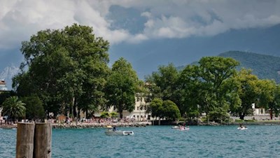Ein wahrlich privilegierter Ausblick für ein Kraftwerk: am Ponale Kraftwerk in Riva
