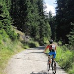 Auf breitem Schotterweg zur Taistner Alm