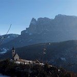 St. Andreas Kirche vor der Kulisse des Schlern