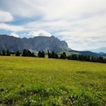 Die Wanderung zur Göma Hütte führt durch die idyllischen Peitlerwiesen