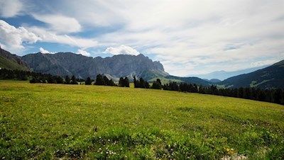 Die Wanderung zur Göma Hütte führt durch die idyllischen Peitlerwiesen