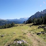 In der Ferne schimmert die schneebedeckte Marmolata