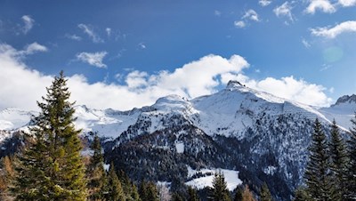 Auf der gegenüberliegenden Seite ragt der Wolfendorn in den Himmel
