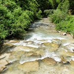 Der Rad- und Wanderweg Nr. 105 führt am Sextner Bach entlang