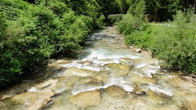 Der Rad- und Wanderweg Nr. 105 führt am Sextner Bach entlang