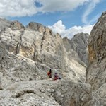 Durch eine felsumschlossene Landschaft zur Santnerpasshütte