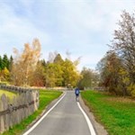 Hinter dem Kurpark Niederdorf folgt der Lanerweg kurz der Straße