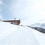 Inmitten einer märchenhaften Winterlandschaft liegt die Uwaldalm