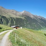 Der Weg Nr. 30 führt in den Weiler Bergl