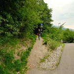 Bei den letzten Häuserreihen zweigt die Karlspromenade ab