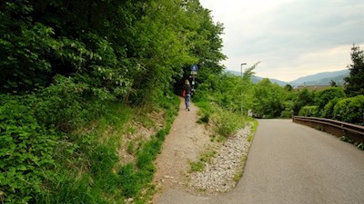 Bei den letzten Häuserreihen zweigt die Karlspromenade ab