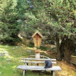 Wegkreuz mit Rastgelegenheit