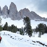 Der Adolf Munkel Weg quert die sanften Hänge am Fuße der Geisler