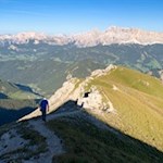 Über einen langgezogenen Grasrücken auf den Sobutsch