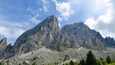 Der Peitlerkofel mit dem Kleinen Peitler zu seiner Rechten