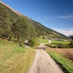 Sanft schlängelt sich der Weg über den Ridnauner Talboden