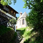 Die erste Kirche des Kirchenensembles ist bereits in Sicht