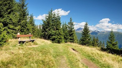 Längs des Weges laden Rastbänke zum Verweilen ein
