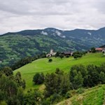 Inmitten idyllischer Wiesen präsentiert sich Tagusens