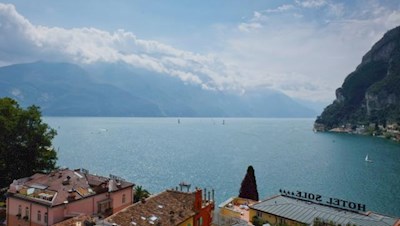 Auf dem Torre Apponale erschließt sich ein spektakulärer Ausblick auf den Gardasee