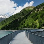 Über den wuchtigen Staudamm kehrt man zum Ausgangspunkt zurück