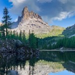 Il Becco di Mezodi si specchia pittorescamente nel lago di Federa