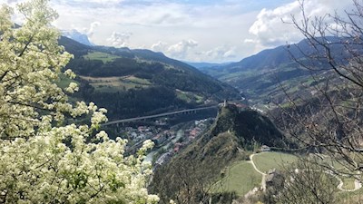 Blick-von-Kloster-Säben-auf-das-Dürerstädtchen-Klausen