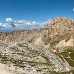 Das Tierser Alpl wird von zerklüfteten Felswänden umrahmt