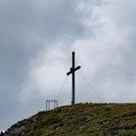 Das schlichte Gipfelkreuz des Toblacher Pfannhorn