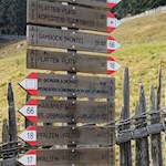 Hinter dem Kofler am Kofl zweigt der Wanderweg in Richtung Sambock ab