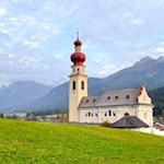 Niederdorf wird von Wiesen, Wäldern und Bergen umrahmt