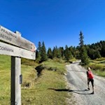 The hiking trail no. 24 leads to the mountain hut La Marmotta and to the Pralongia moutain hut.