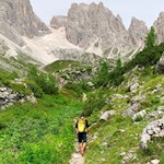Der Weg zum Popera-See führt durch eine malerische Berglandschaft