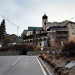 Vom Parkplatz folgt man der Asphaltstraße nach unten