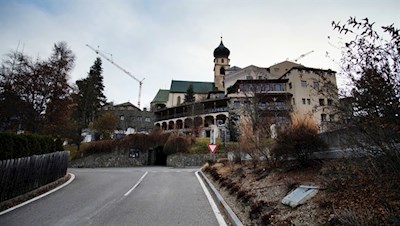 Vom Parkplatz folgt man der Asphaltstraße nach unten