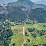 Im Hintergrund erhebt sich der Col di Lana