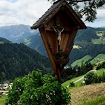 Mehrere Holzkreuze säumen den Weg