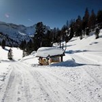 Links zweigt der Weg zur Faneshütte, rechts jener zur Lavarellahütte ab