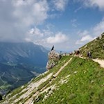 Vom Christomannos Denkmal führt die Wanderung nahezu eben zur Rotwandhütte weiter
